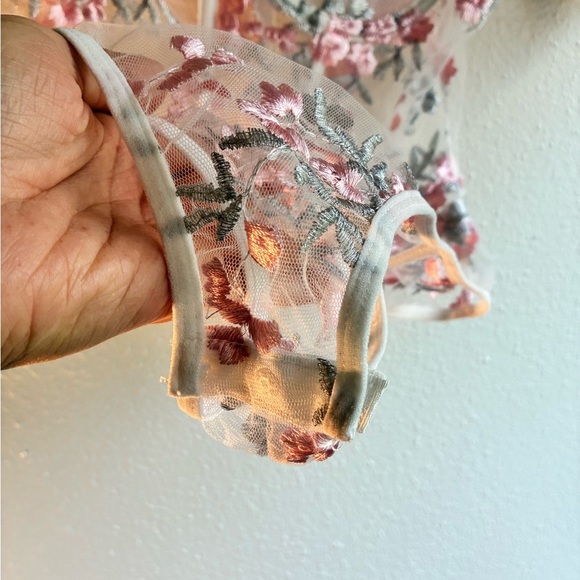 NWOT Sheer Floral Embroidered Mesh Puff Sleeve Bodysuit – Size Small - Picture 2 of 9